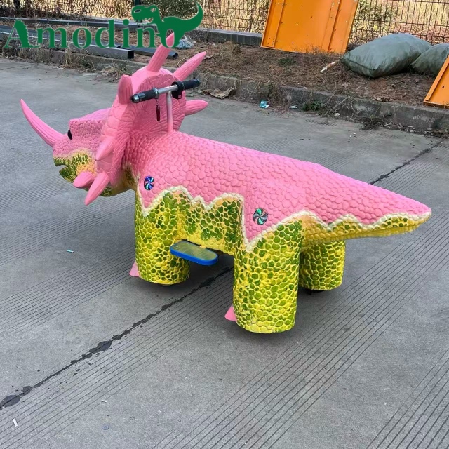 Montura de Triceratops Rosa y Verde Vibrante – Patinete Funcionado con Monedas para Parques Infantiles