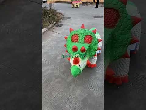 Montura de Triceratops Interactiva de Alta Calidad – Patinete Verde Funcionado con Monedas para Parques
