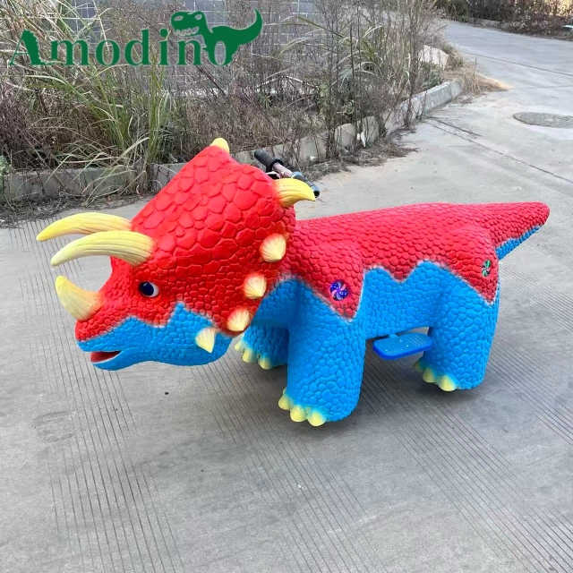 Montura de Triceratops Rojo-Azul Vibrante | Dinosaurio con Batería para Malls