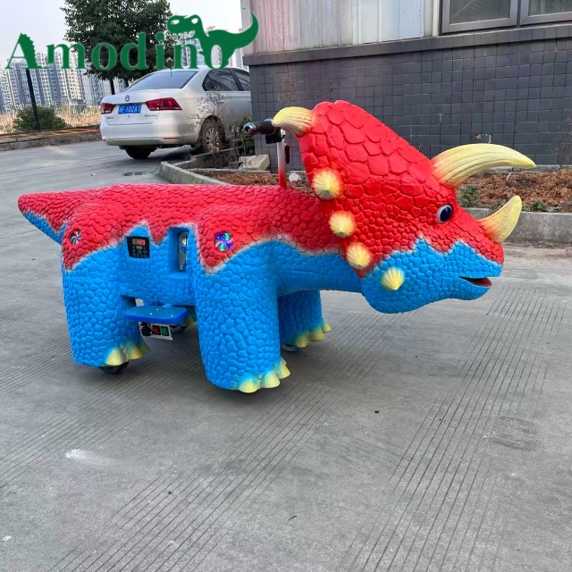 Montura de Triceratops Rojo-Azul Vibrante | Dinosaurio con Batería para Malls