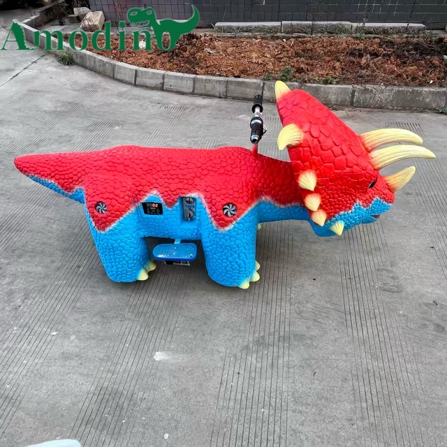 Montura de Triceratops Rojo-Azul Vibrante | Dinosaurio con Batería para Malls