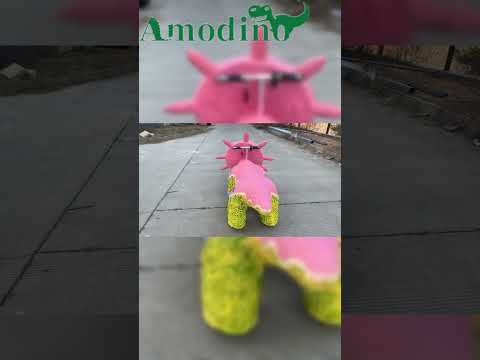 Montura de Triceratops Rosa y Verde Vibrante – Patinete Funcionado con Monedas para Parques Infantiles