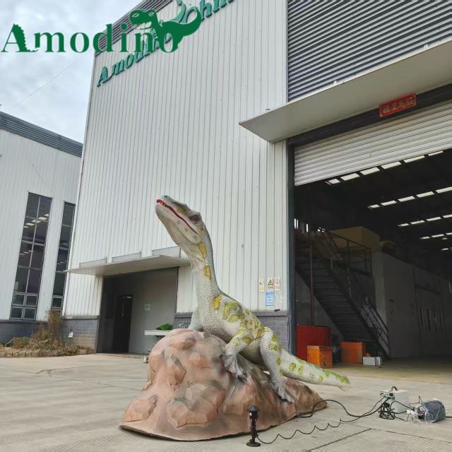 Notosaurus animatrónico: réplica realista de un cocodrilo terrestre del Cretácico