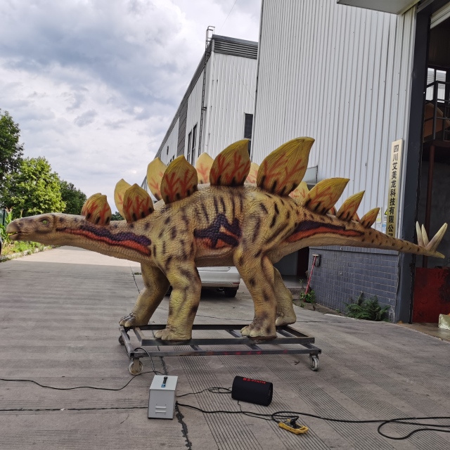 Realistic Animatronic Stegosaurus | Dinosaur Attraction
