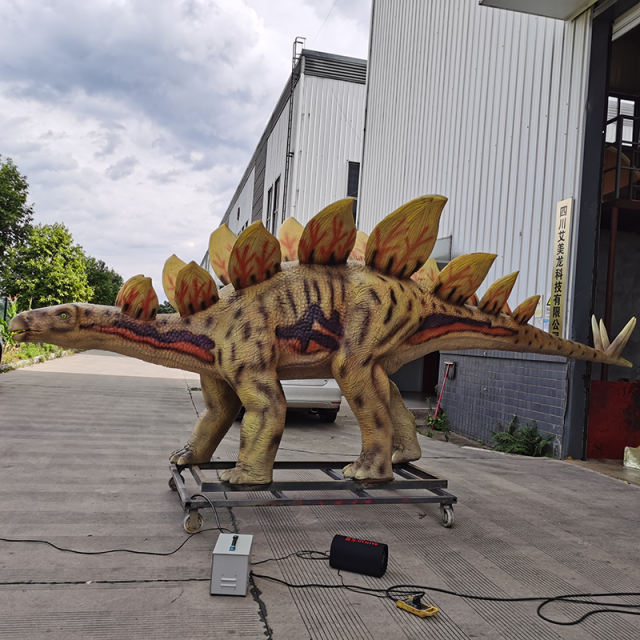 Realistic Animatronic Stegosaurus | Dinosaur Attraction