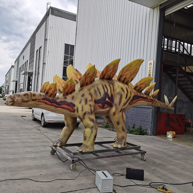 Realistic Animatronic Stegosaurus | Dinosaur Attraction
