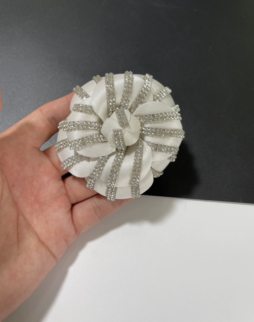 Cross-border hot metal shoe buckle shoe chain shoe flower tassel handmade knitting women's shoes children's shoes shoes flower shoe buckle shoes accessories to sample processing customized