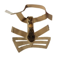 Bevor es soweit ist, hat das produkt, das maßgeschneidert wird, gebüffelt, mit steifen schuhen und schuppen, ferienschuhe, so, dass es zur seite geht