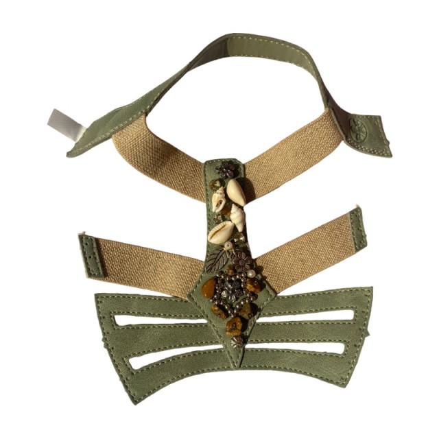 Bevor es soweit ist, hat das produkt, das maßgeschneidert wird, gebüffelt, mit steifen schuhen und schuppen, ferienschuhe, so, dass es zur seite geht