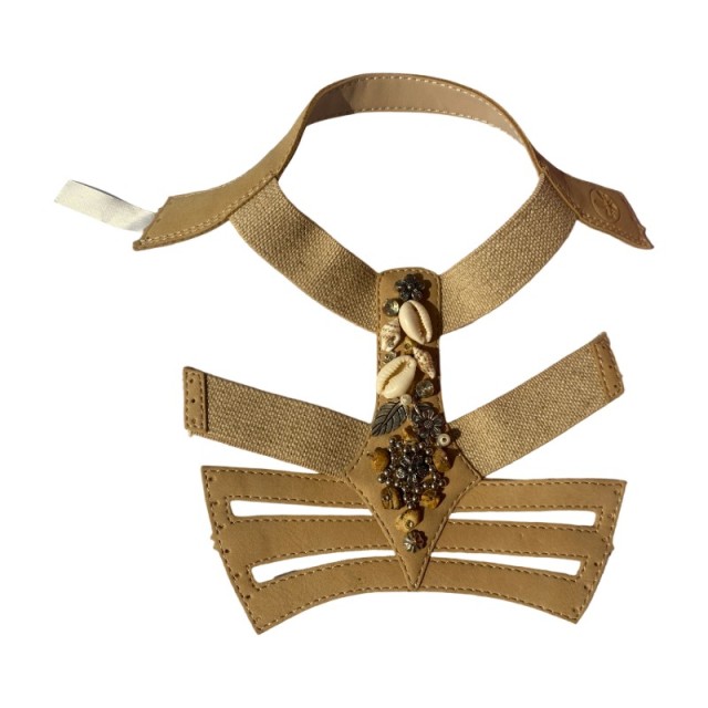 Bevor es soweit ist, hat das produkt, das maßgeschneidert wird, gebüffelt, mit steifen schuhen und schuppen, ferienschuhe, so, dass es zur seite geht