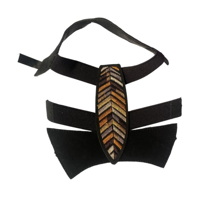 Bevor es soweit ist, hat das produkt, das maßgeschneidert wird, gebüffelt, mit steifen schuhen und schuppen, ferienschuhe, so, dass es zur seite geht