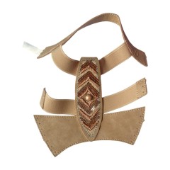 Bevor es soweit ist, hat das produkt, das maßgeschneidert wird, gebüffelt, mit steifen schuhen und schuppen, ferienschuhe, so, dass es zur seite geht