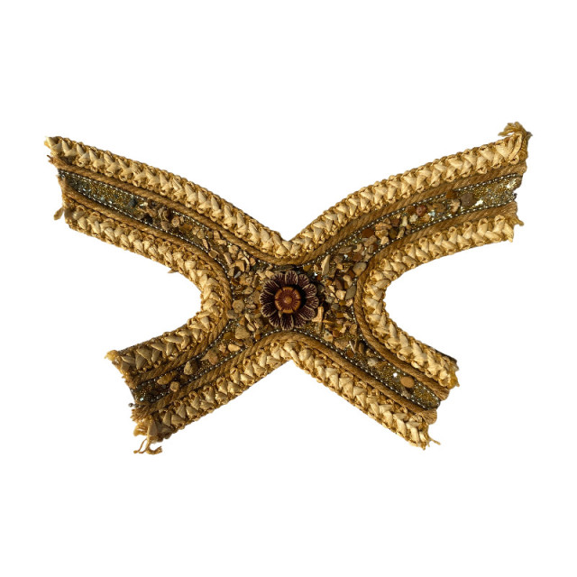 The manufacturer customizes semi-finished products of new ethnic-style beach casual shoes with stone chain woven uppers