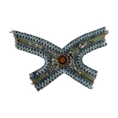 The manufacturer customizes semi-finished products of new ethnic-style beach casual shoes with stone chain woven uppers