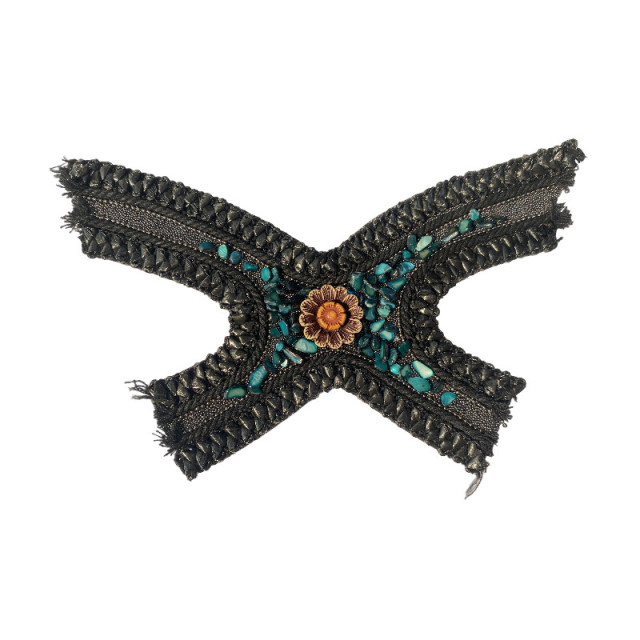 The manufacturer customizes semi-finished products of new ethnic-style beach casual shoes with stone chain woven uppers