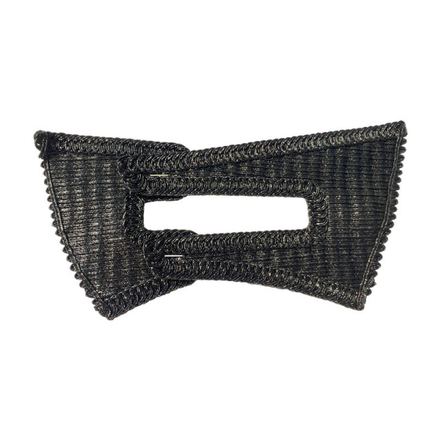 The manufacturer customizes semi-finished products of new ethnic-style beach casual shoes with stone chain woven uppers