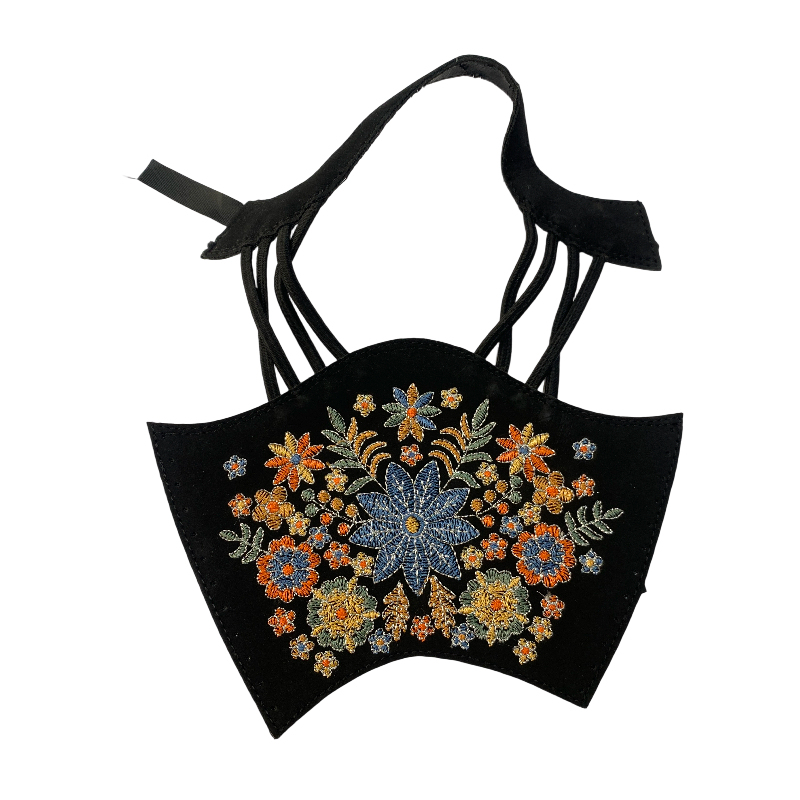 透かし編みの刺繡靴です