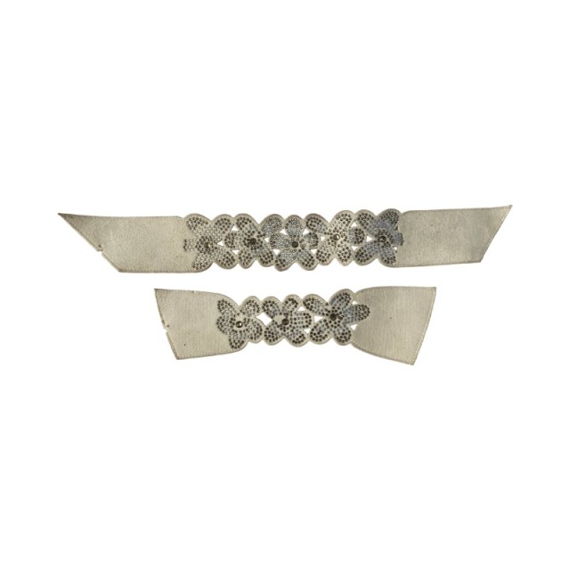 Flower-shaped hollowed-out sandal upper