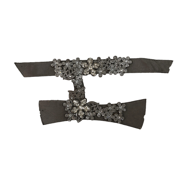 Laser-ironed diamond flower-patterned upper