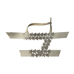 Laser-ironed diamond flower-patterned upper