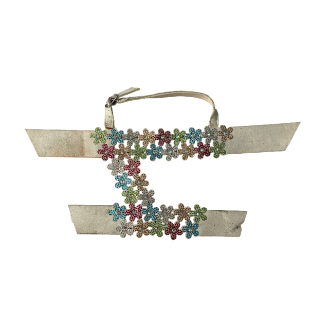 Laser-embossed diamond colored small flower upper