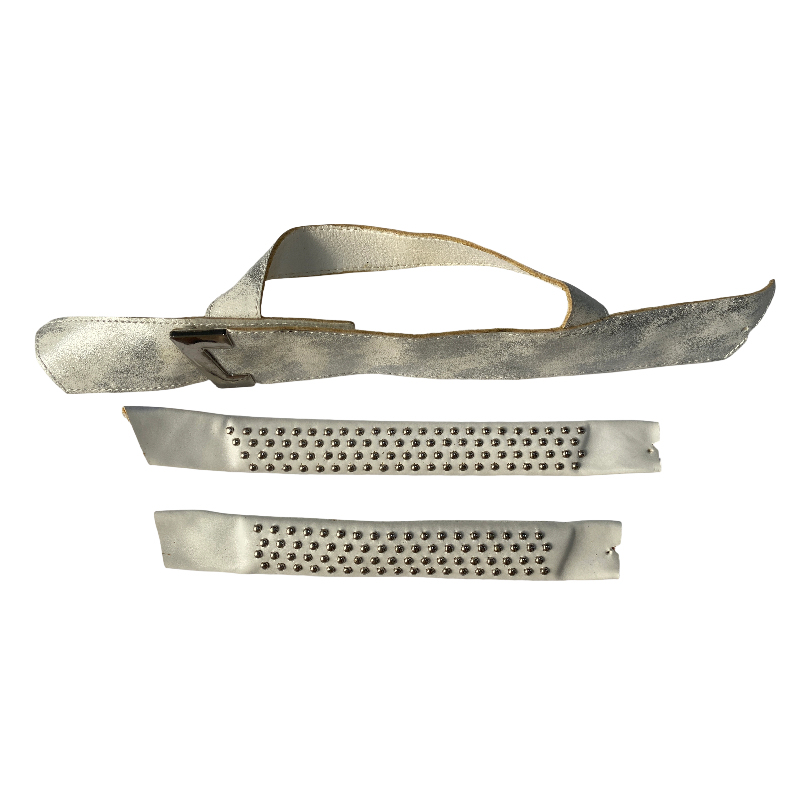 Farbige nudeln mit sandalen