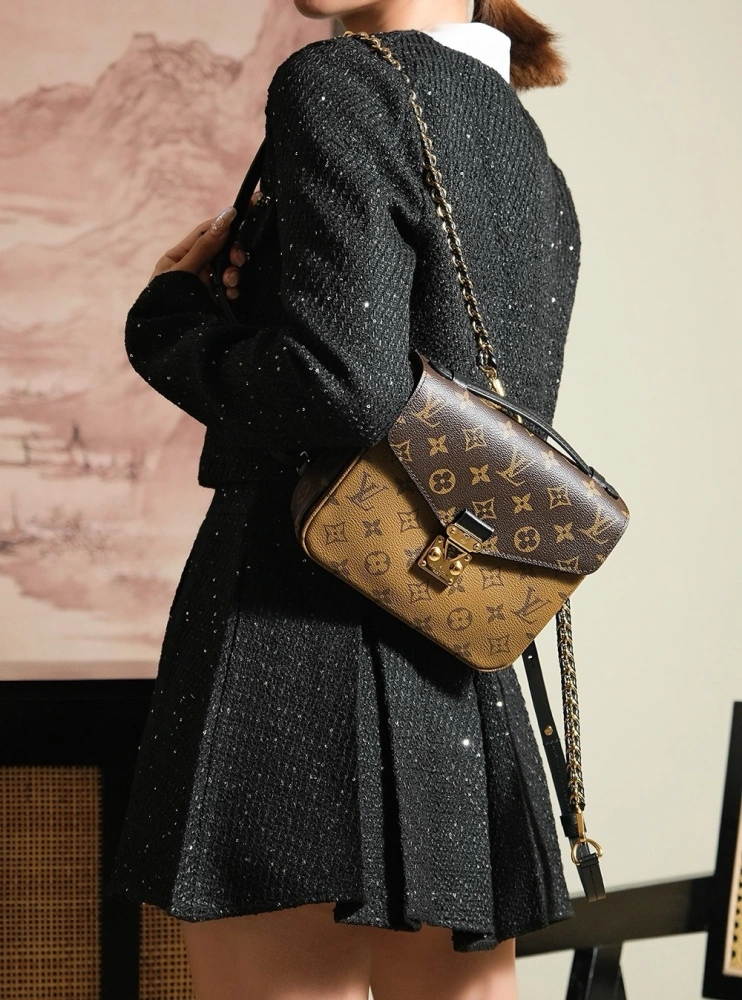LV Pochette Metis