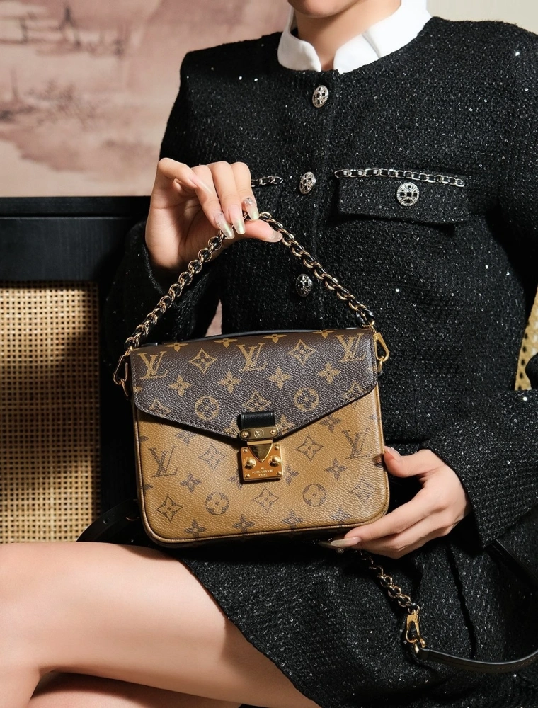 LV Pochette Metis