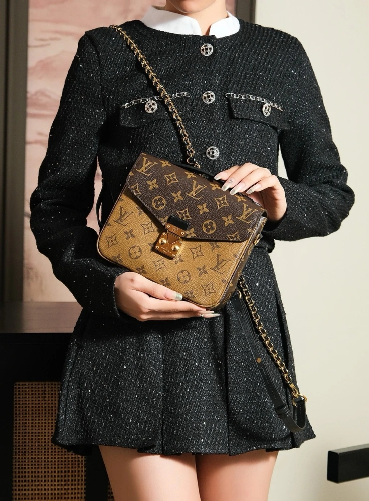 LV Pochette Metis