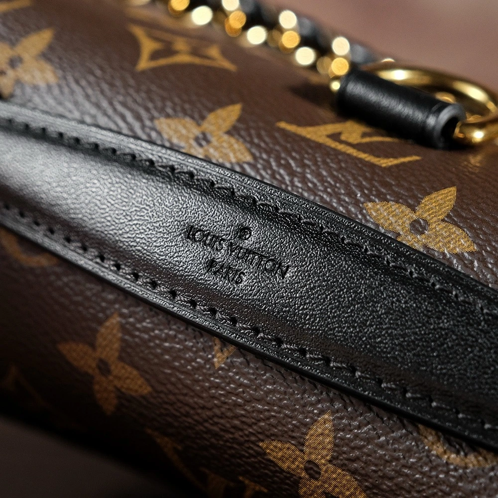 LV Pochette Metis