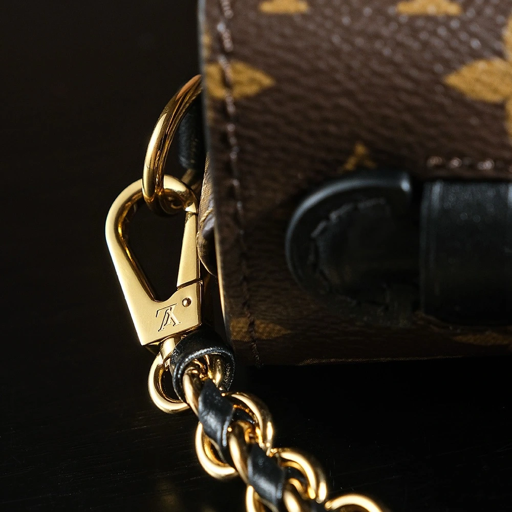LV Pochette Metis
