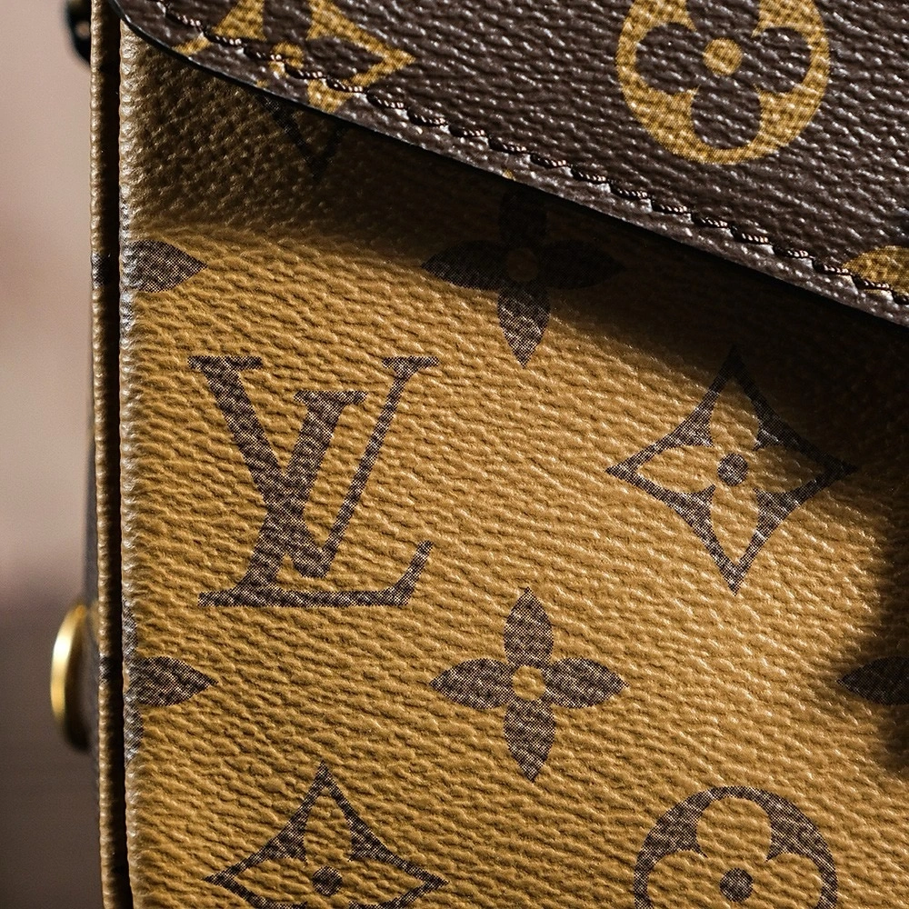 LV Pochette Metis