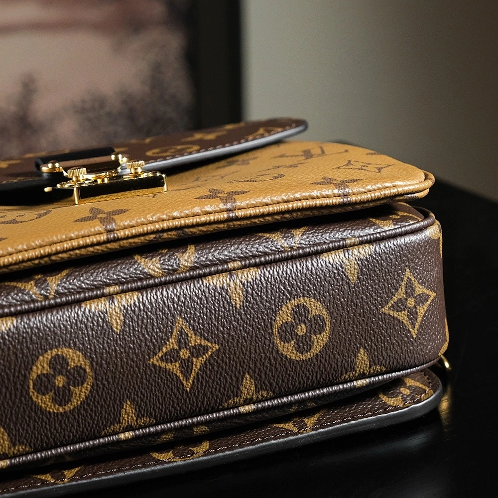 LV Pochette Metis