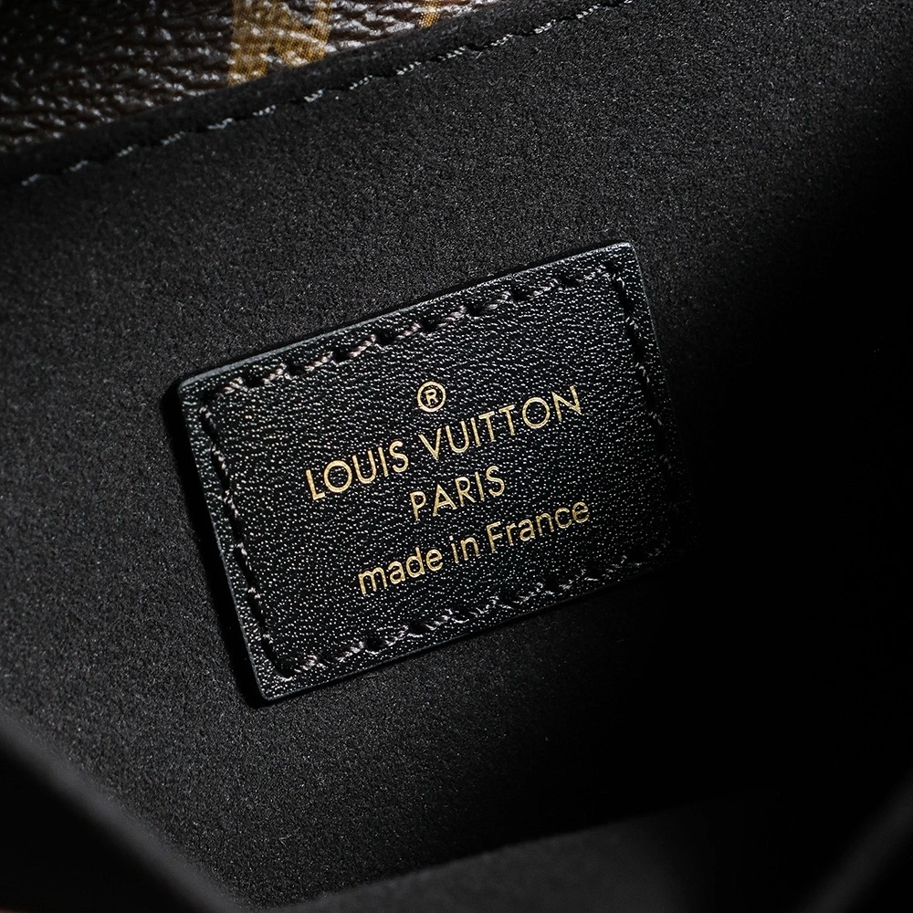 LV Pochette Metis