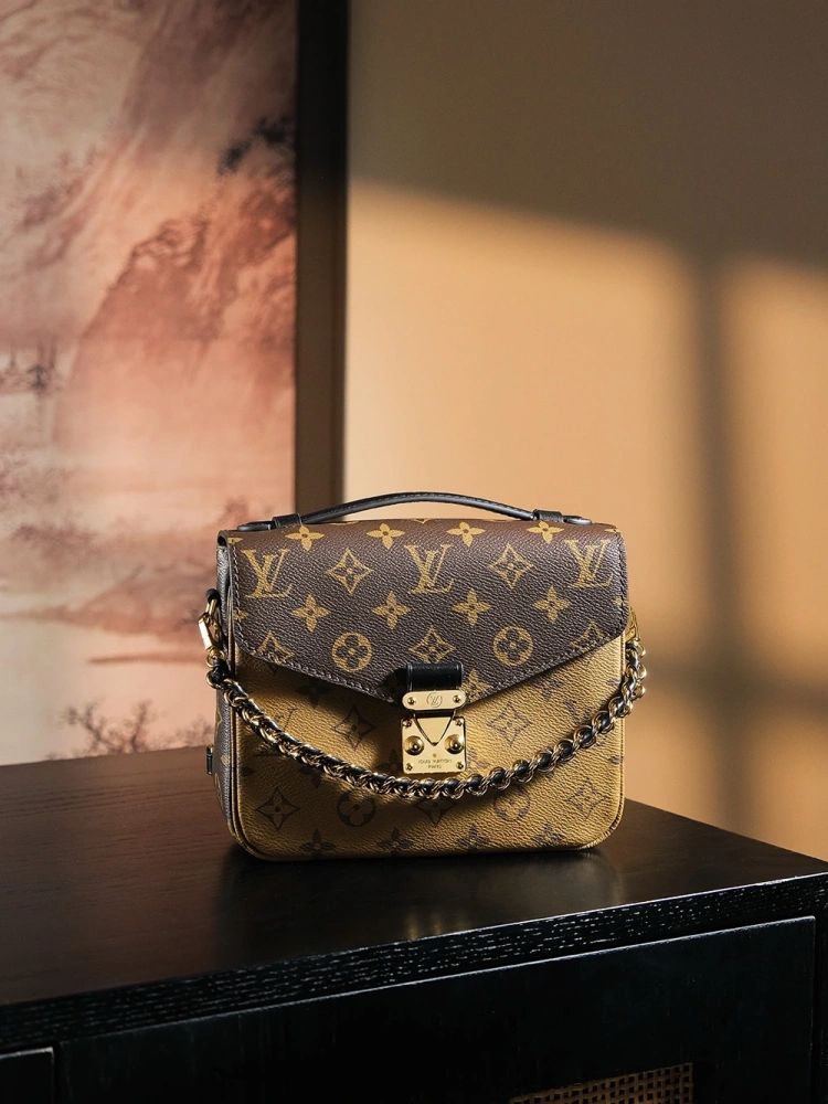 LV Pochette Metis