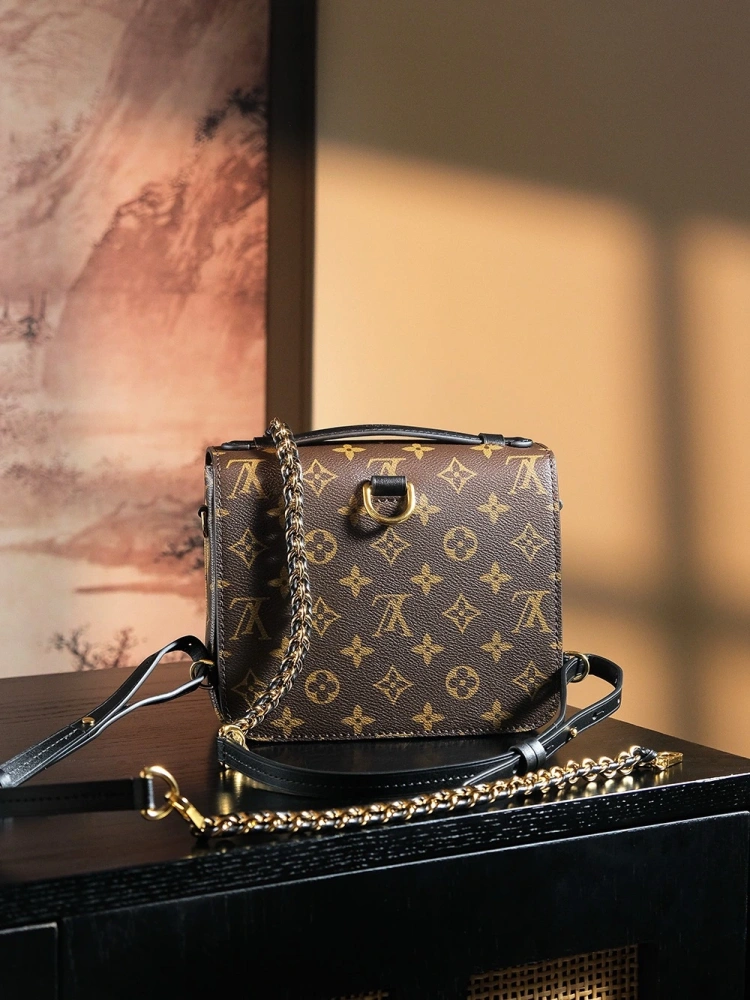 LV Pochette Metis