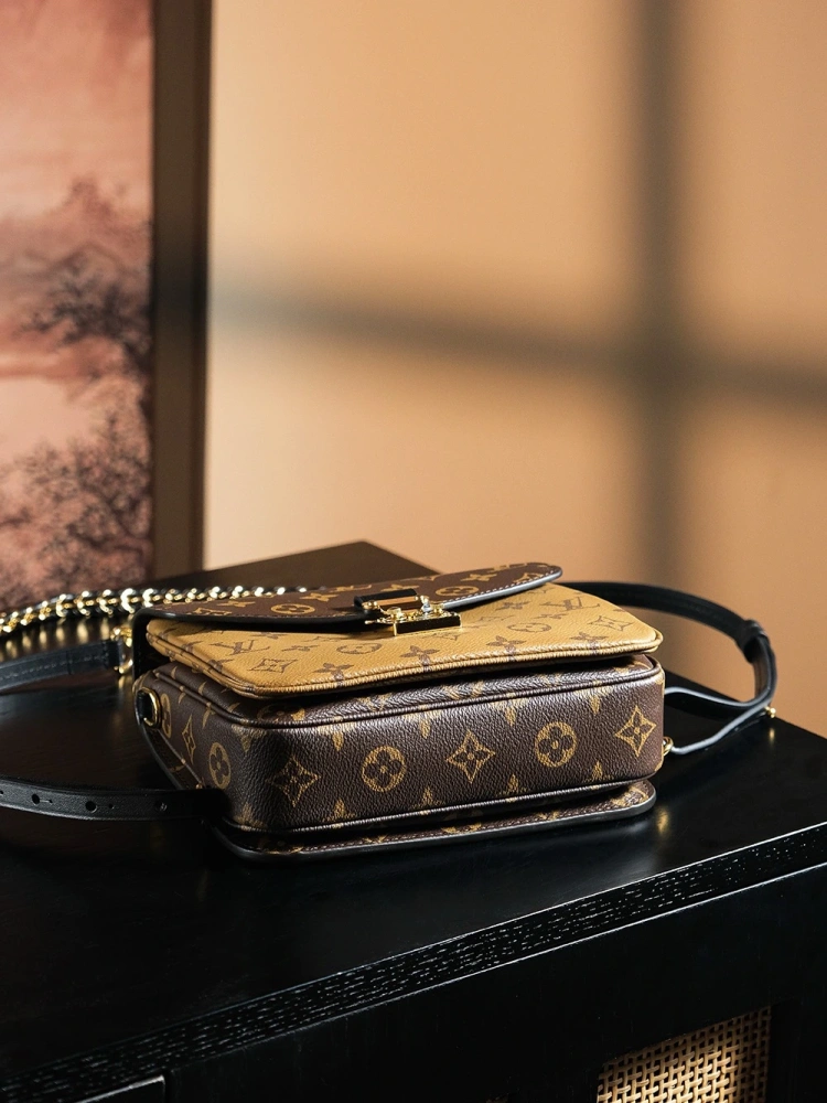 LV Pochette Metis