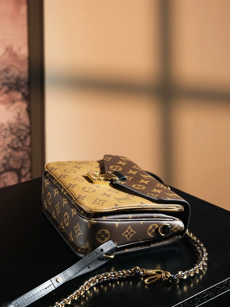 LV Pochette Metis