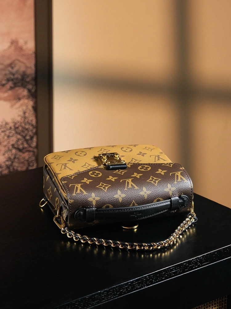LV Pochette Metis