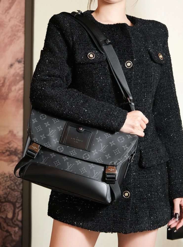 LV VOYAGER messenger bag series M40511