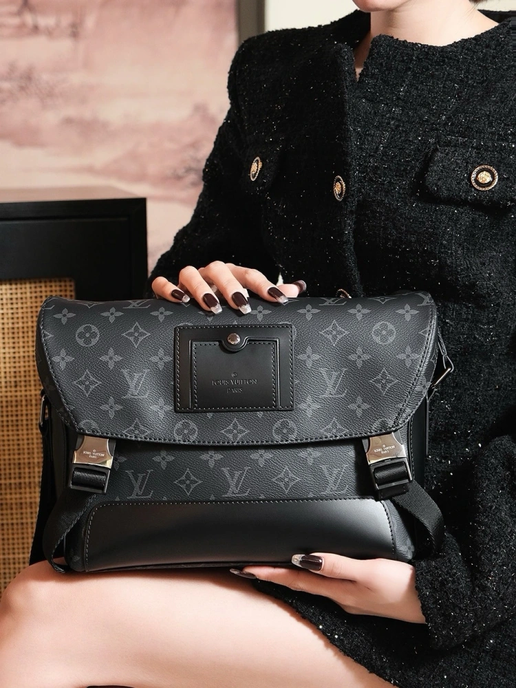 LV VOYAGER messenger bag series M40511