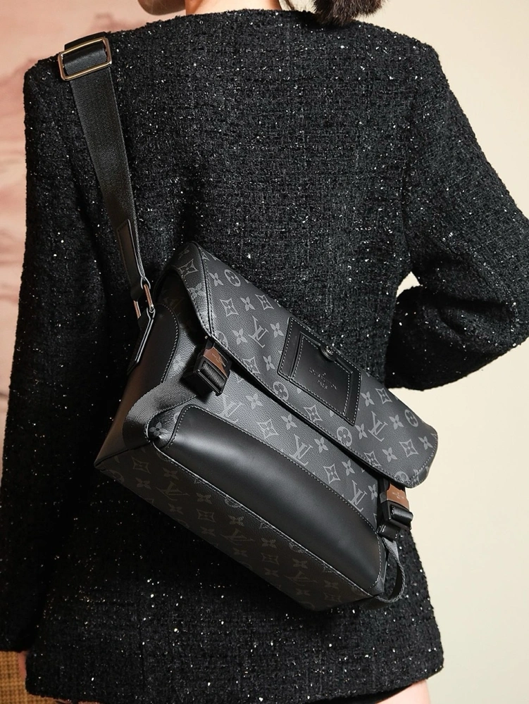 LV VOYAGER messenger bag series M40511