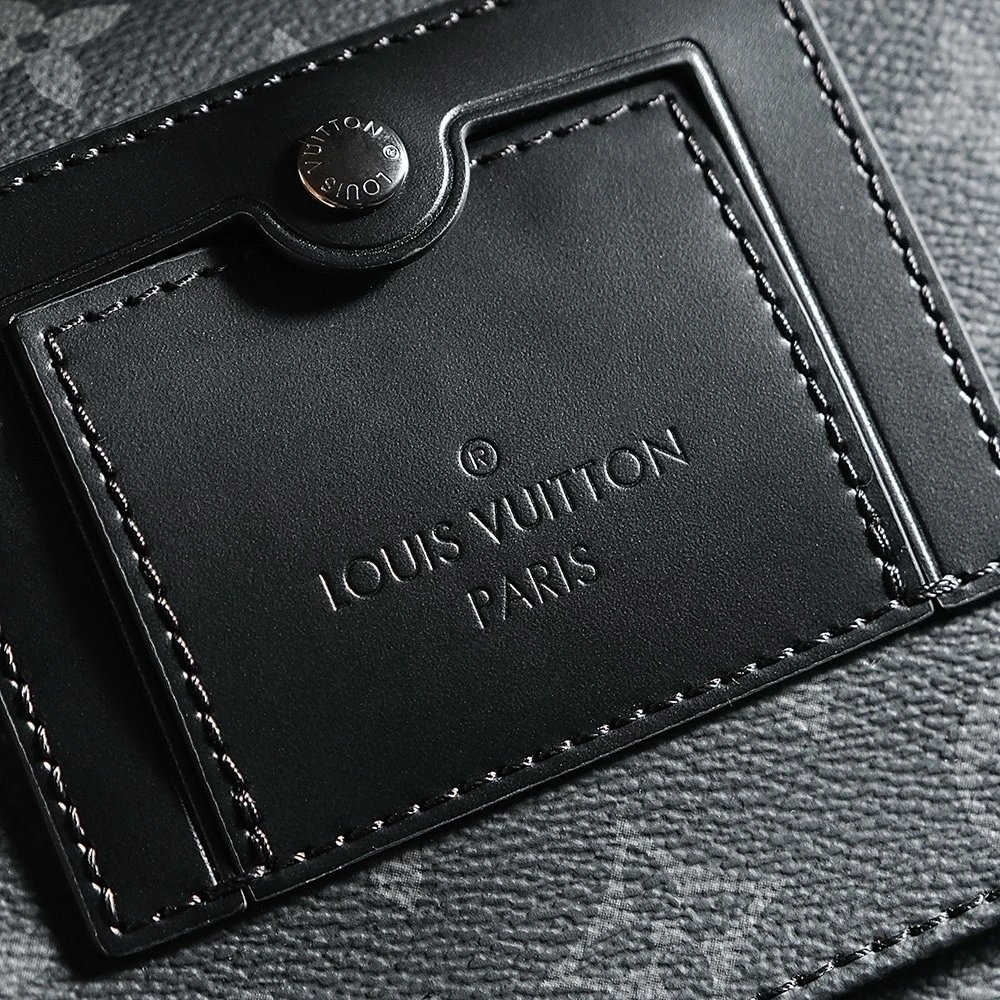 LV VOYAGER messenger bag series M40511