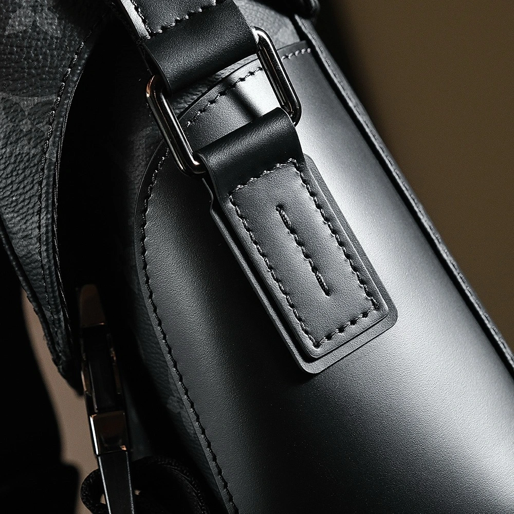 LV VOYAGER messenger bag series M40511