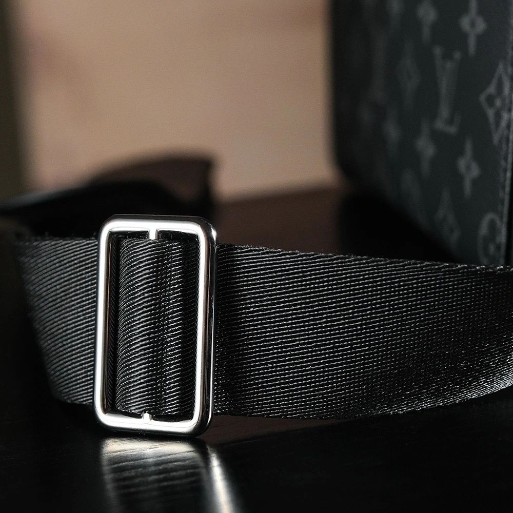 LV VOYAGER messenger bag series M40511