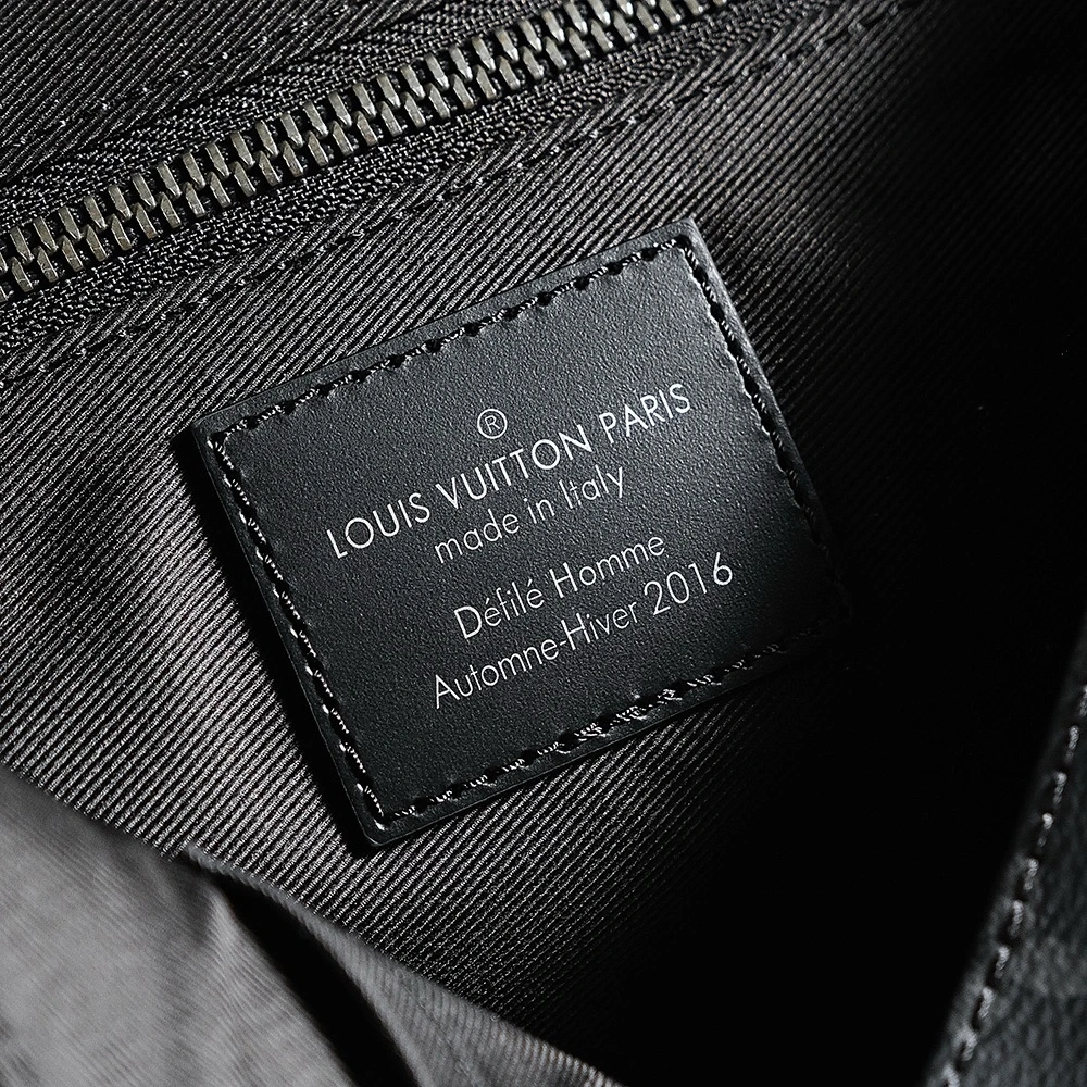 LV VOYAGER messenger bag series M40511