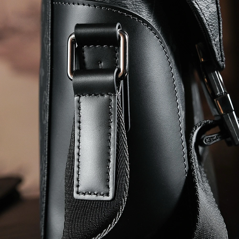 LV VOYAGER messenger bag series M40511