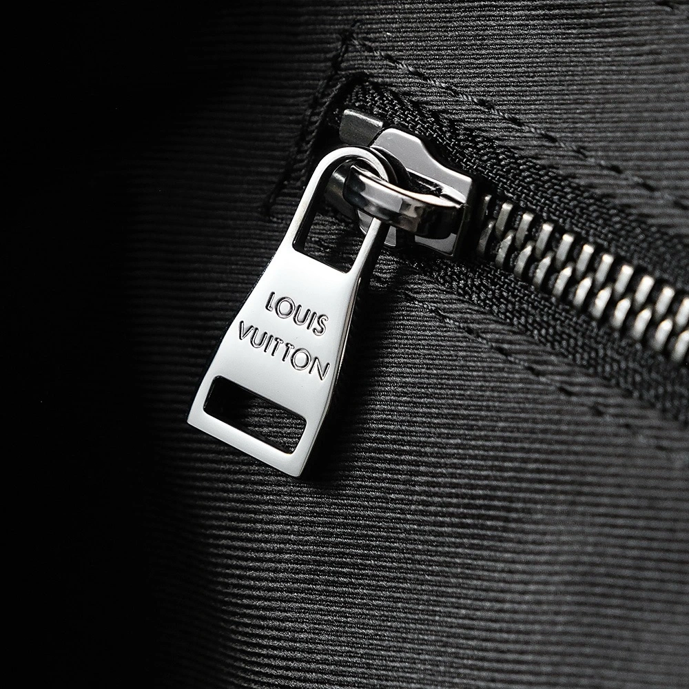 LV VOYAGER messenger bag series M40511