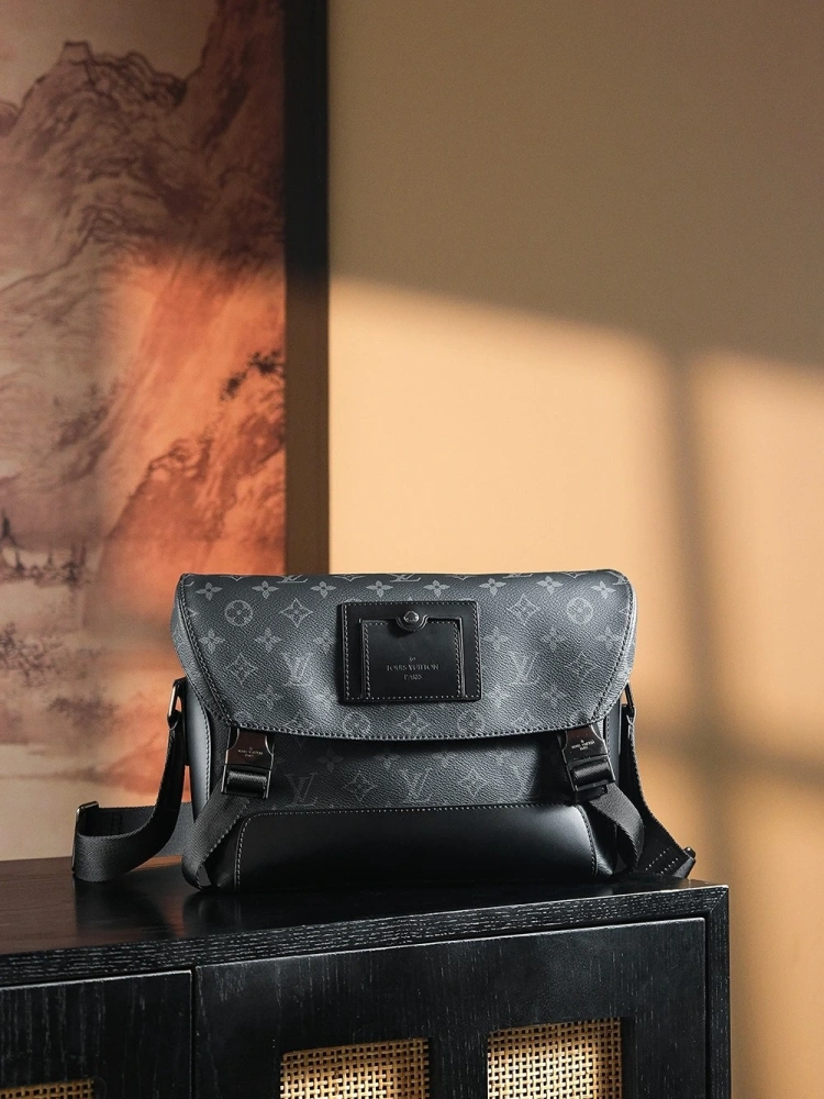 LV VOYAGER messenger bag series M40511
