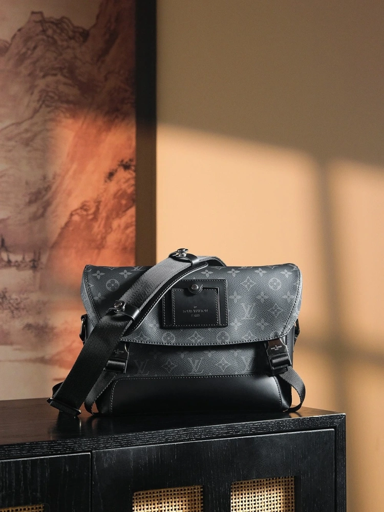 LV VOYAGER messenger bag series M40511